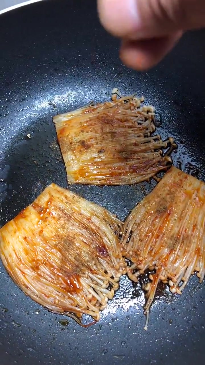 烧烤味的金针菇,吃到嘴里还会爆汁,当下酒菜吃也是相当不错的