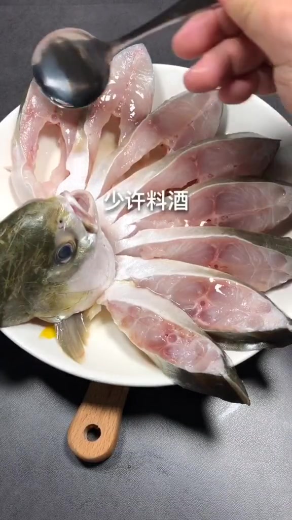 金鲳鱼别红烧了,这才是最好吃的做法,不煎也不烤