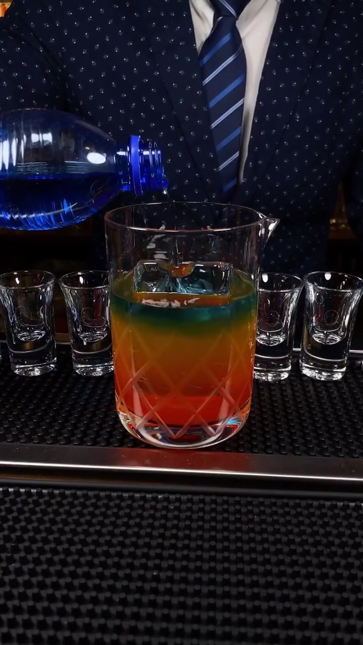 这就是家庭版彩虹渐变鸡尾酒的做法,看到成品那一刻,太惊艳了!