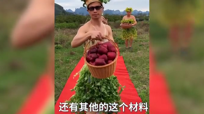 【4男子穿上蔬菜水果菜地走T台 网友:表情10分】近日, 广西桂林灵川县一位果农姚振飞,他
