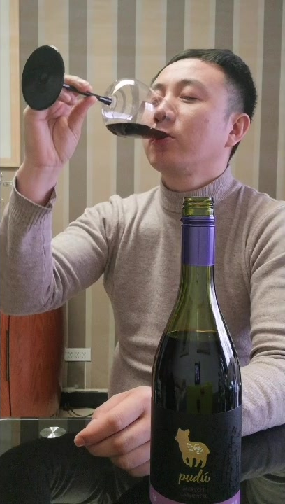 喝一瓶新世界的螺旋盖半干葡萄酒