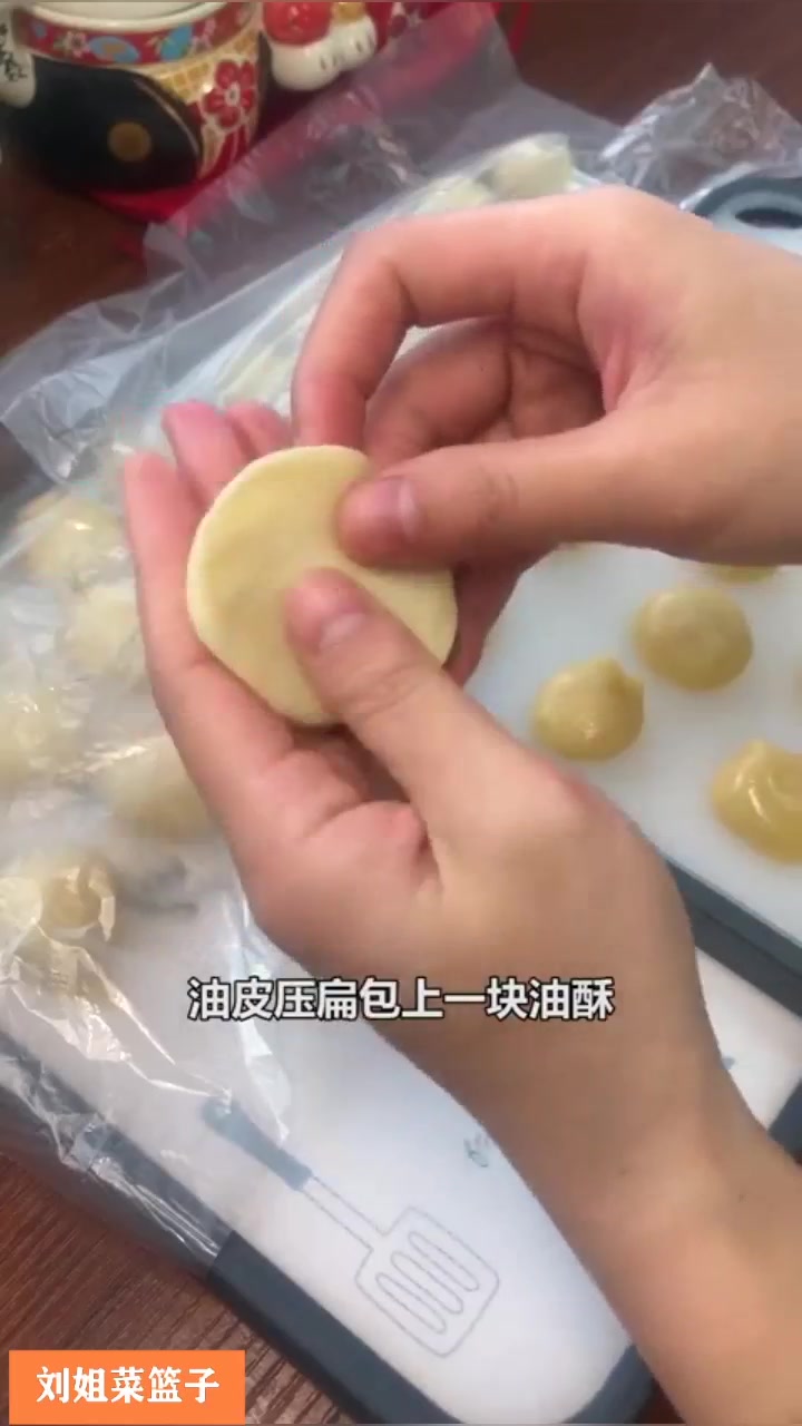 在家轻松做老婆饼,只需要这几种食材就搞定!