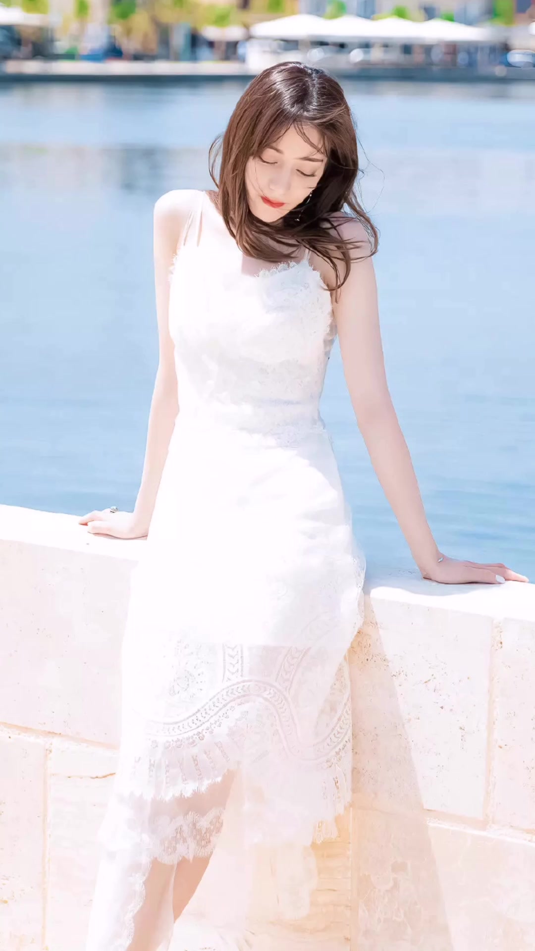 迪丽热巴:海边的仙女