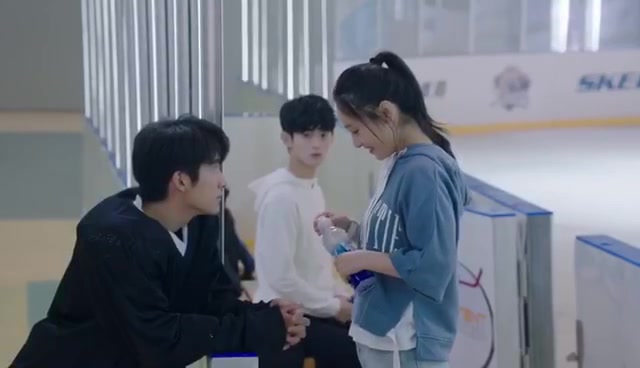 #冰糖炖雪梨# 看完之后笑点彻底崩塌,嘴上说着不要手却很诚实的大蒋同学和手机支付傻傻不会用