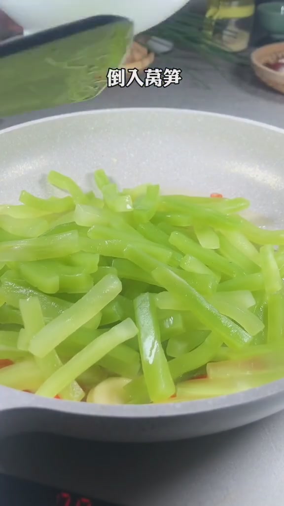 清炒莴笋的家常做法,香脆滑嫩,你会做吗?