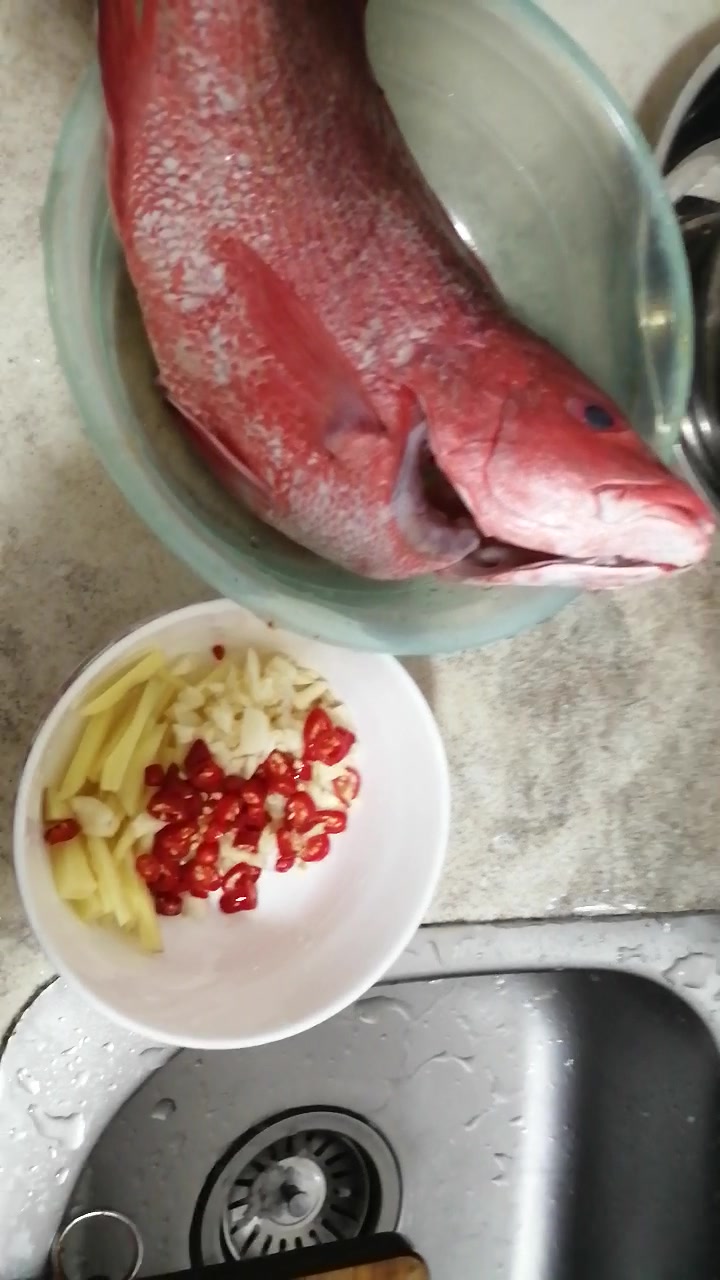 今天做条清蒸红鱼
