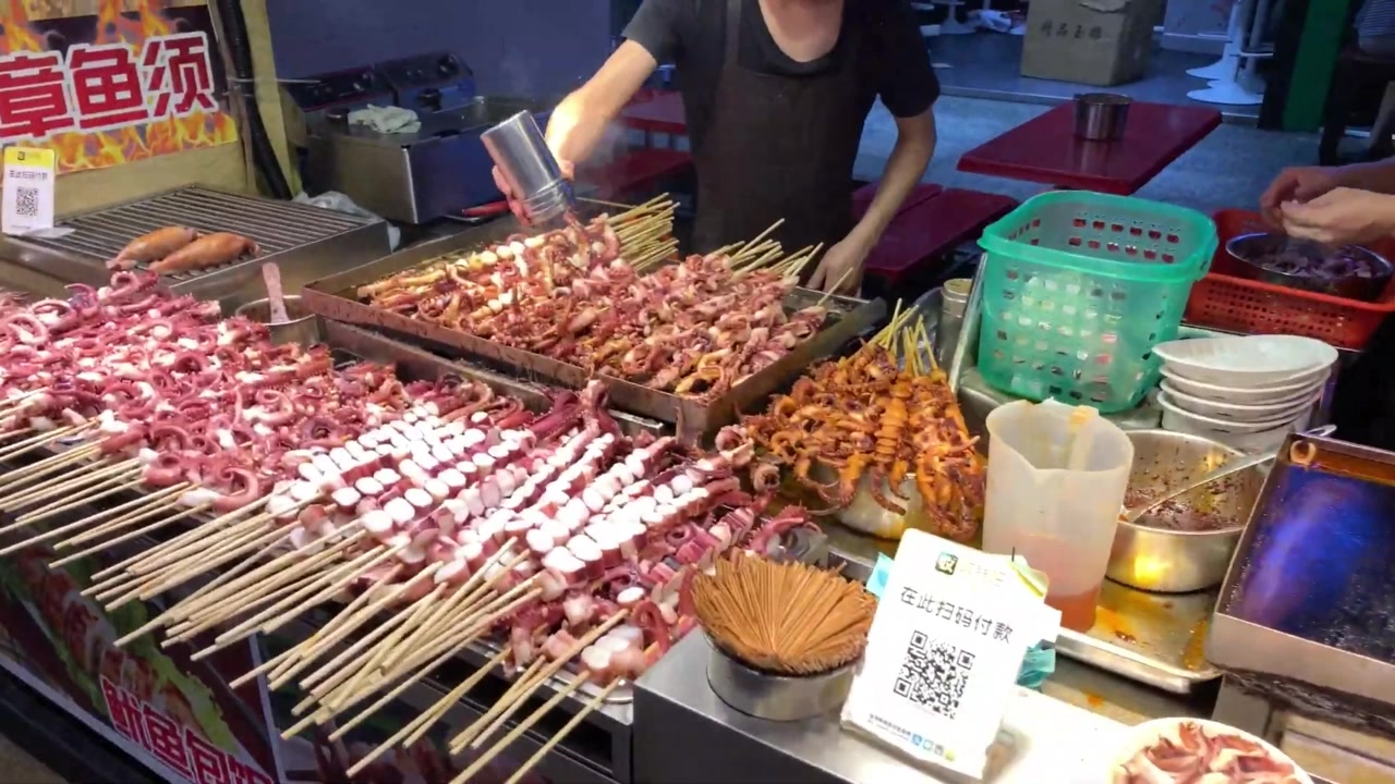 街头小吃,油爆大串章鱼须。#遇见美好# #遇见好滋味#