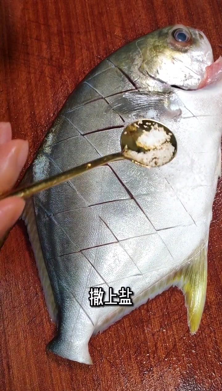 外脆内鲜的香煎鲳鱼,只放盐腌制一下,就能吃到海的鲜味
