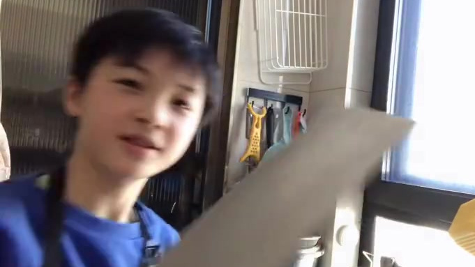 午饭时间到,今天石大厨下厨做道“大餐”——国菜『西红柿鸡蛋汤』,有了它走遍天下都不怕, 有