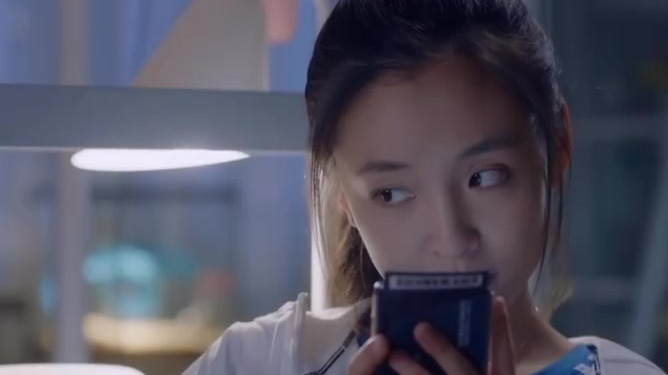 报告!这里有对小情侣在撒狗粮!冰神@张新成 真的太会撩了~这只能给棠主@吴倩 一个人看的腹