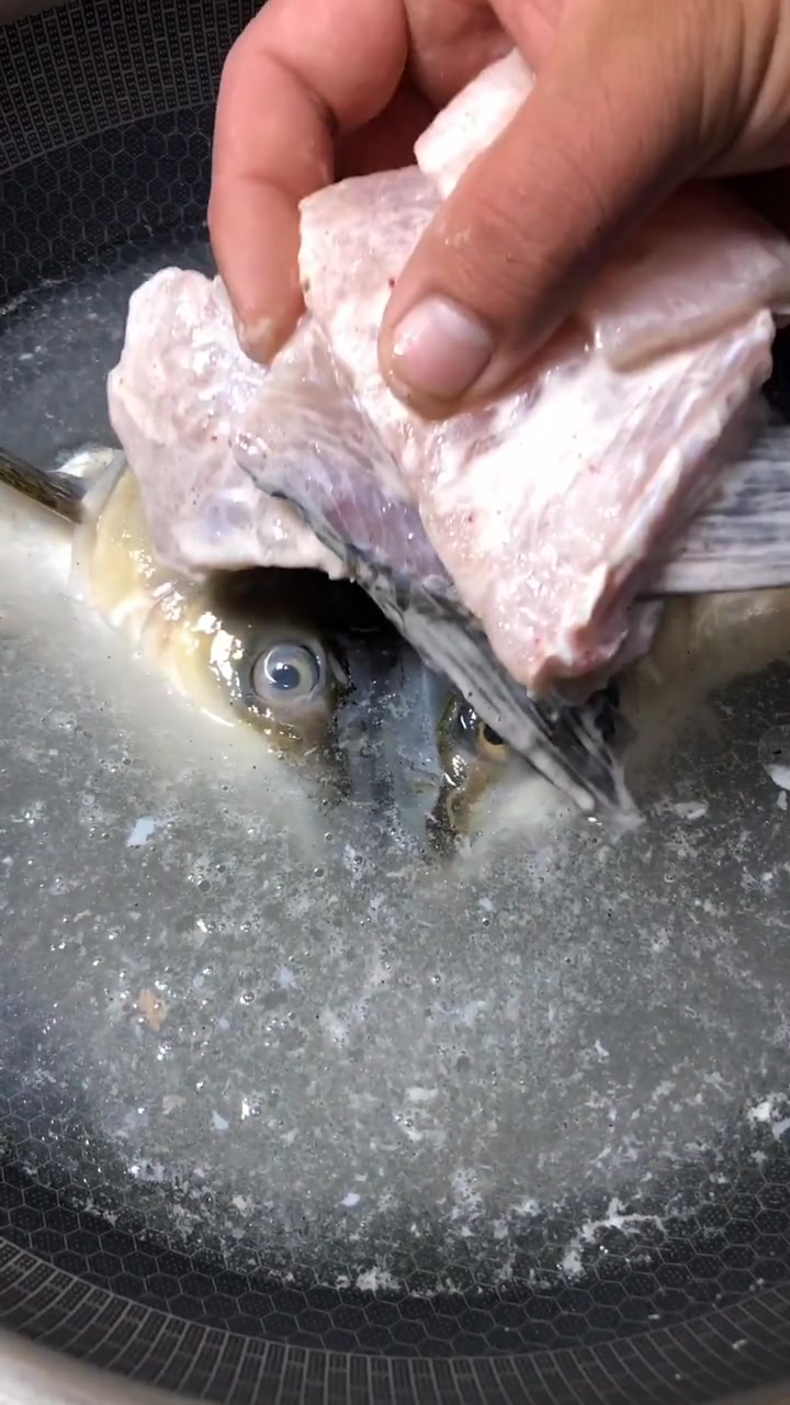 在家做“酸菜鱼”,汤白肉嫩,步骤清晰,鱼片嫩滑不散