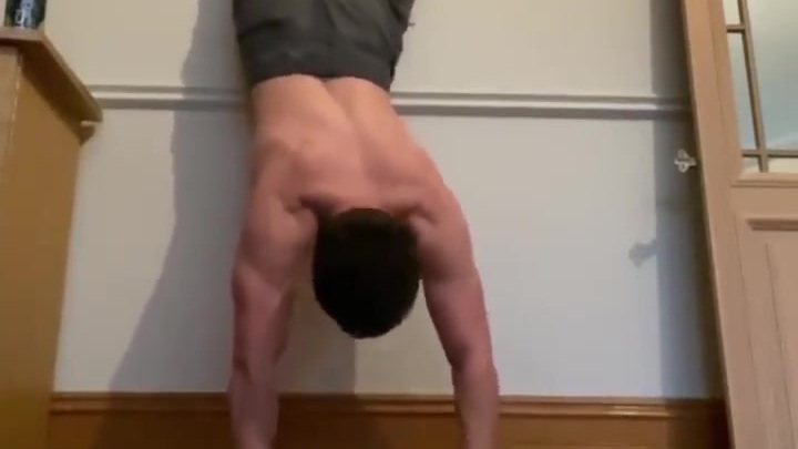 #荷兰弟倒立穿衣服# 荷兰弟在家宅坏了!!晒视频挑战倒立穿衣服,这样穿衣服真的好累,不过,