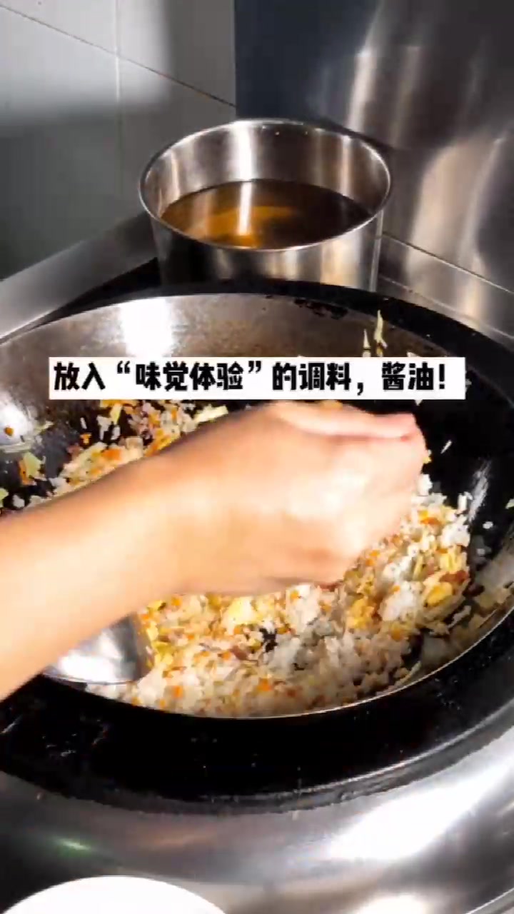 最近没朋友泡面火了,牛人又发明了没朋友炒饭,真是太哇塞了