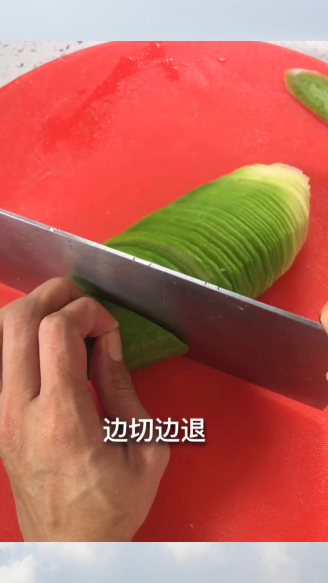 你真的会切菜吗?中国大厨来分享一波,标准切菜手势