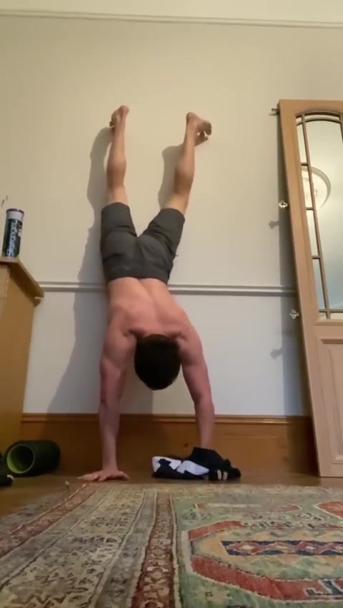 荷兰弟挑战倒立穿衣服!一身肌肉,还是那个帅气的蜘蛛侠!