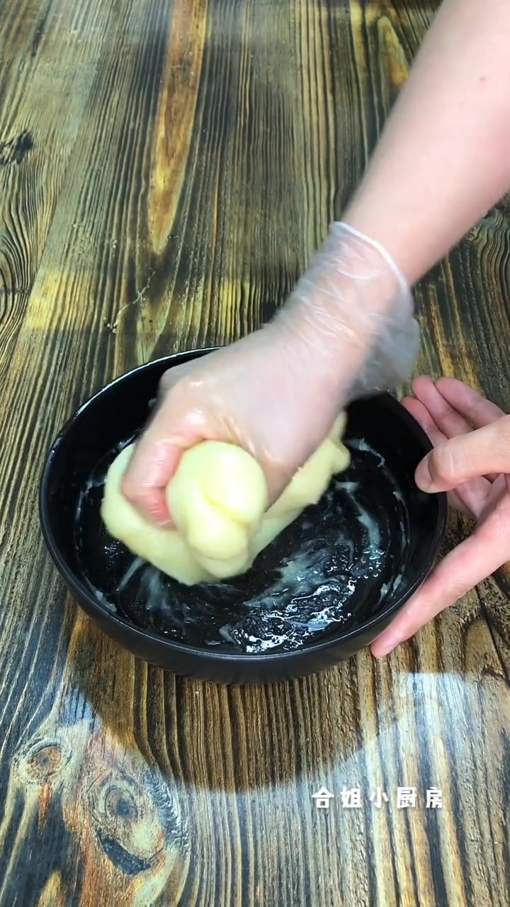 分享一款红豆沙馅的凉糕,软软糯糯,口感非常棒