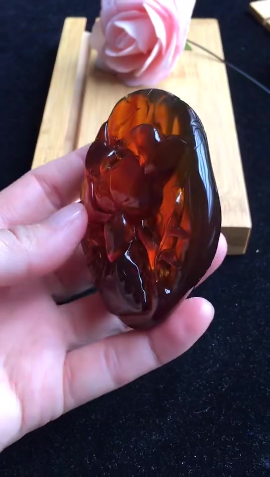 棕红雕件,雕工精致,料子干净,童子戏鱼!