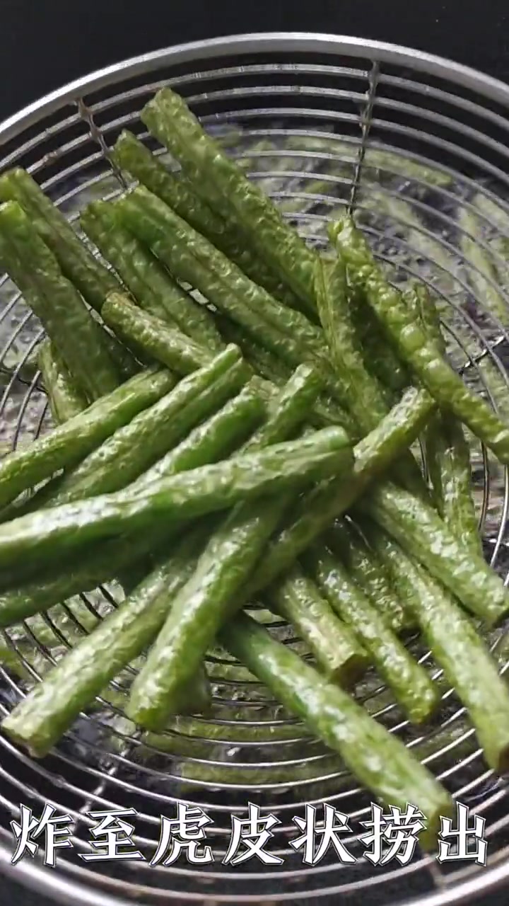 香气扑鼻,酸甜爽口的家常干煸豆角吃完让人还欲罢不得