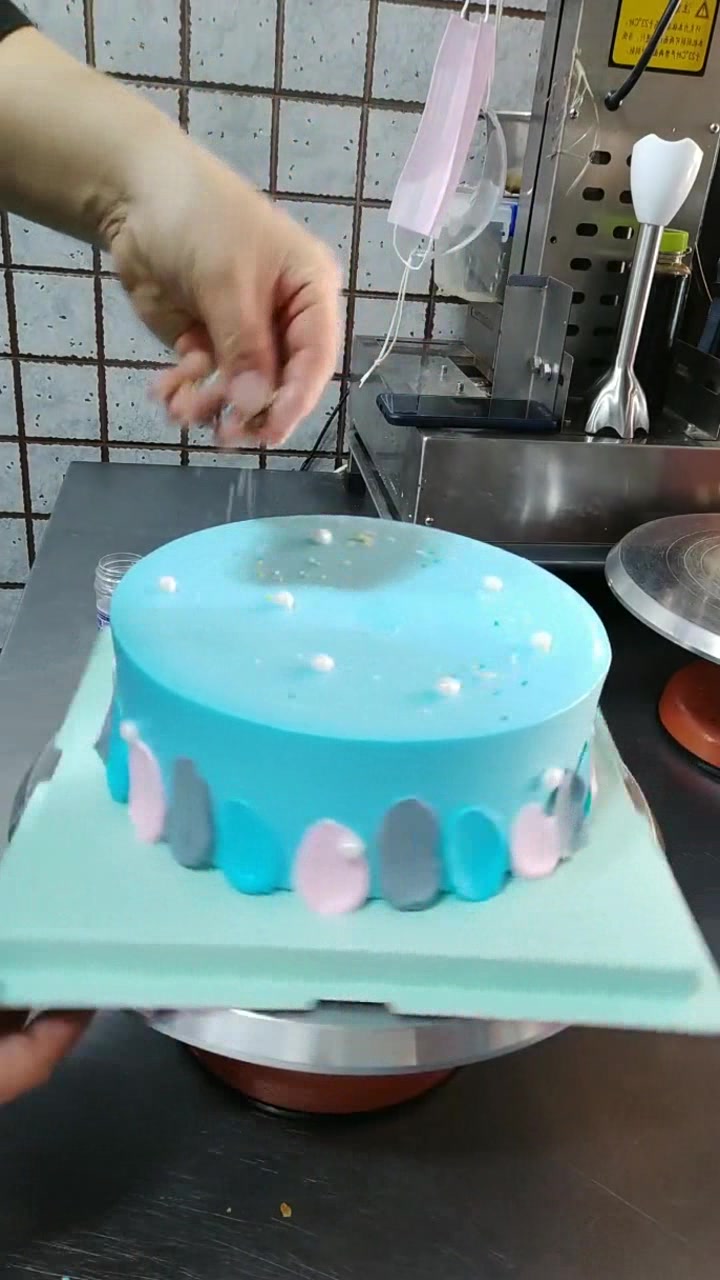 如梦似幻甜美可人的蓝色奶油蛋糕,好像尝尝啊,感觉口感甜丝丝的