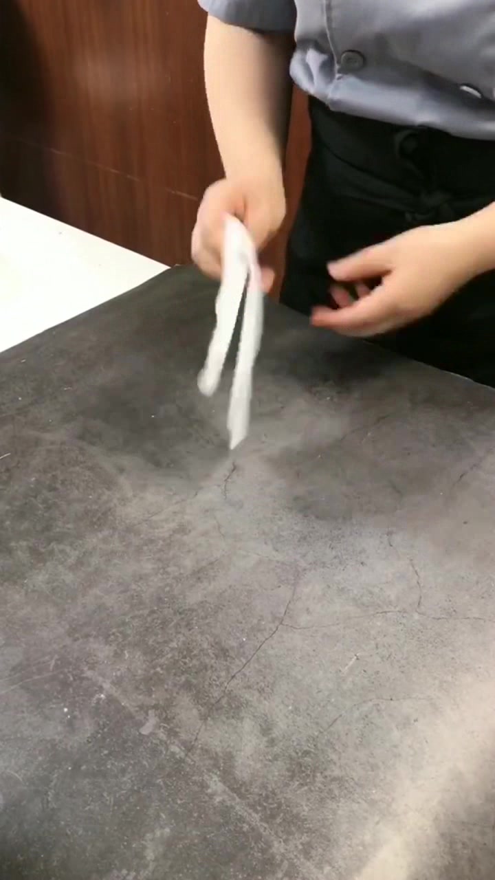 稍微处理下草莓堆满蛋糕,仔细围边,唯美浪漫花束蛋糕就完成了!