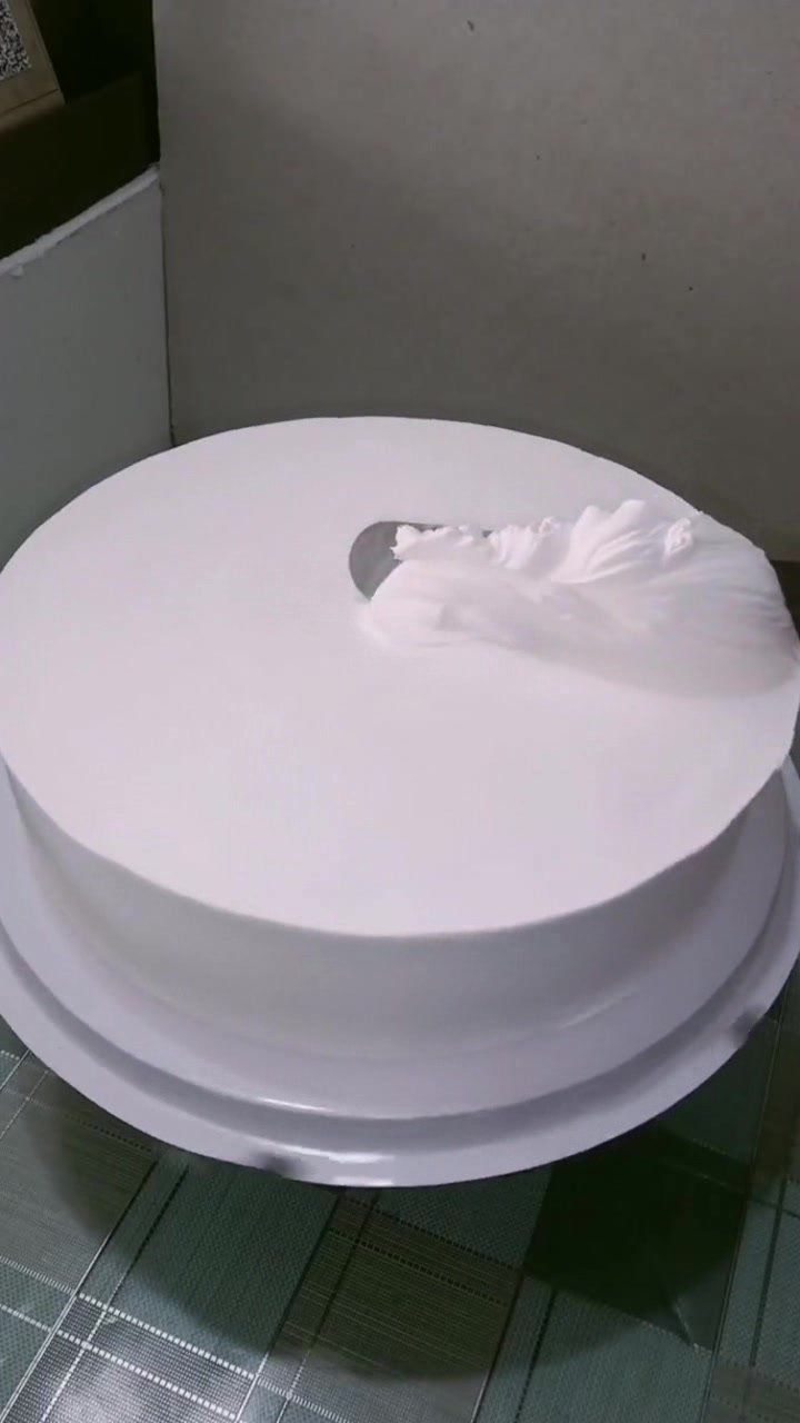 洁白无瑕的纯白奶油蛋糕,花纹拉好后放上几只蝴蝶,样子很唯美!