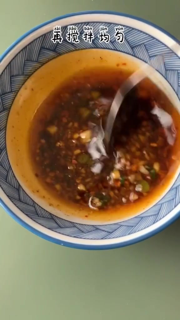 今天教大家一道卤肉凉拌面,非常好吃!