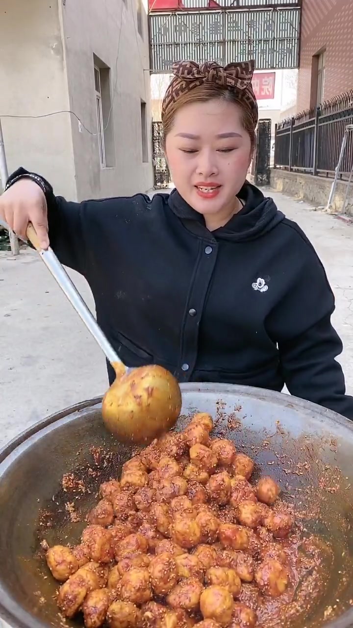 东北女人做烧烤鱼丸,掀开锅盖的那一刻,想立马就将她娶回家