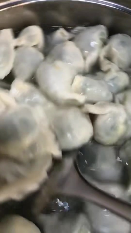 晚餐简单吃点,韭菜虾仁鸡蛋水煮饺来啦,太香了!