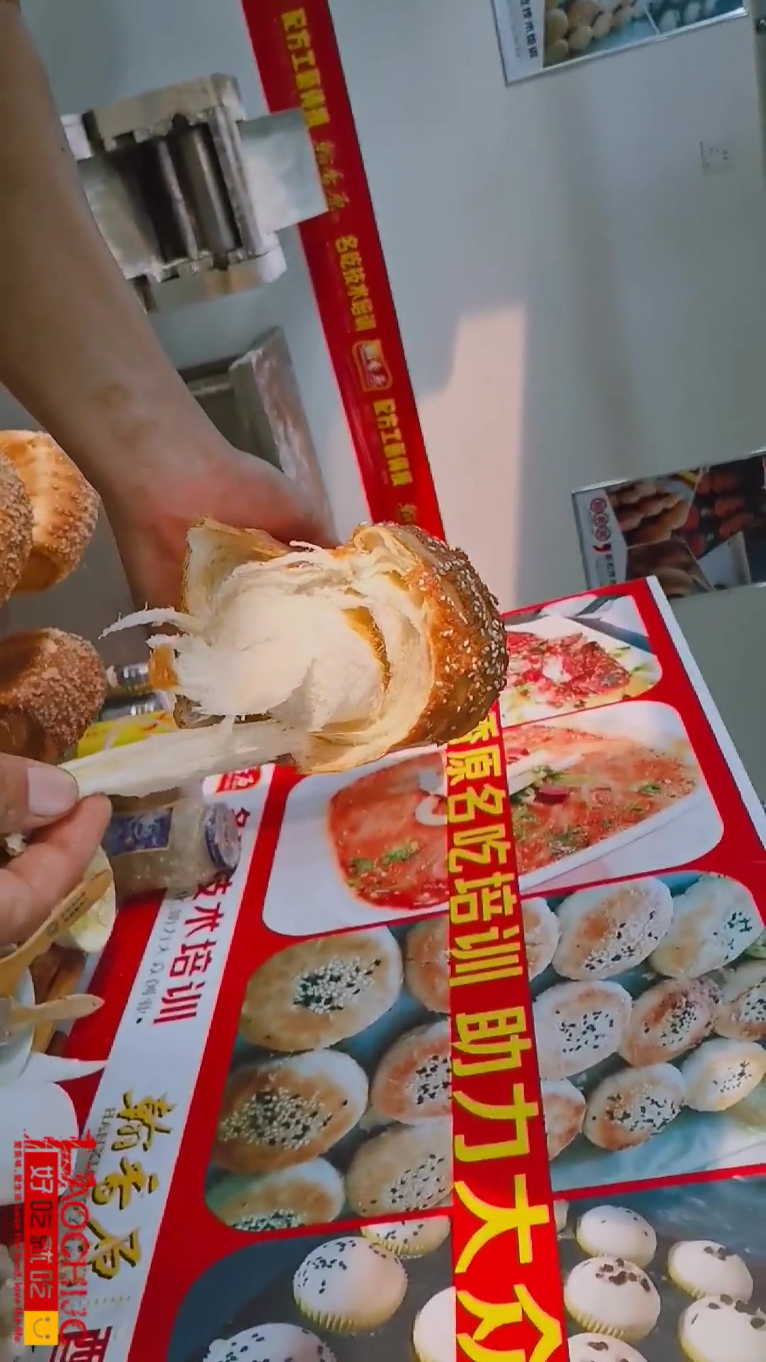 看看黄金手撕面包现场手撕的效果,名不虚传