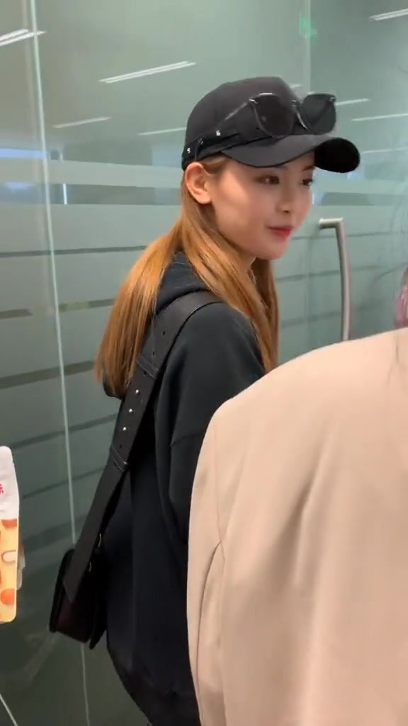 杨超越孟美岐送锦鲤蛋糕了,大家一起暴富