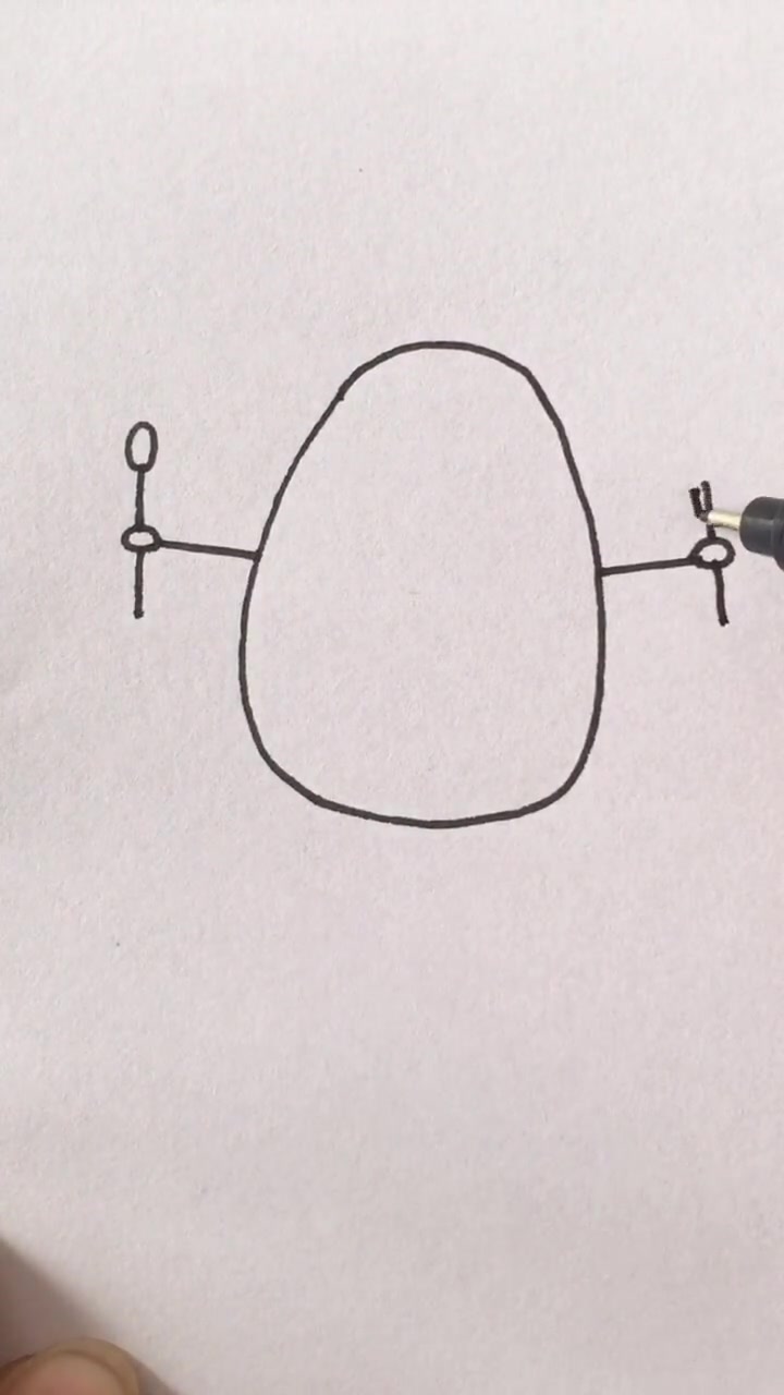 自带表情包的一个鸡蛋,手里还拿着餐具,真是太可爱了