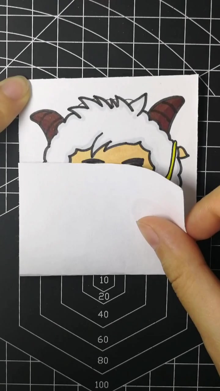 牛人自制折纸画,喜羊羊长大全过程,看到90岁的样子,我被惊呆了