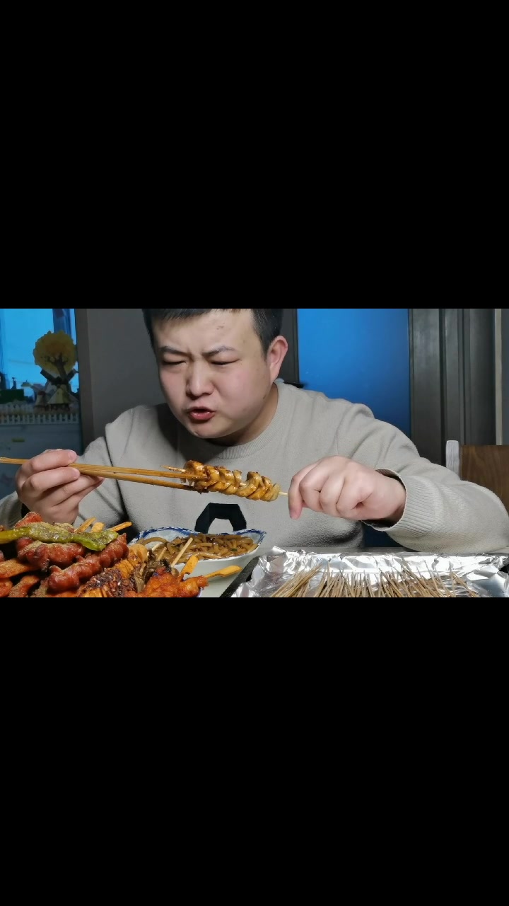 胖小伙自制50根串串150根鸭肠 再配上新疆炒米粉 在家撸串 过瘾