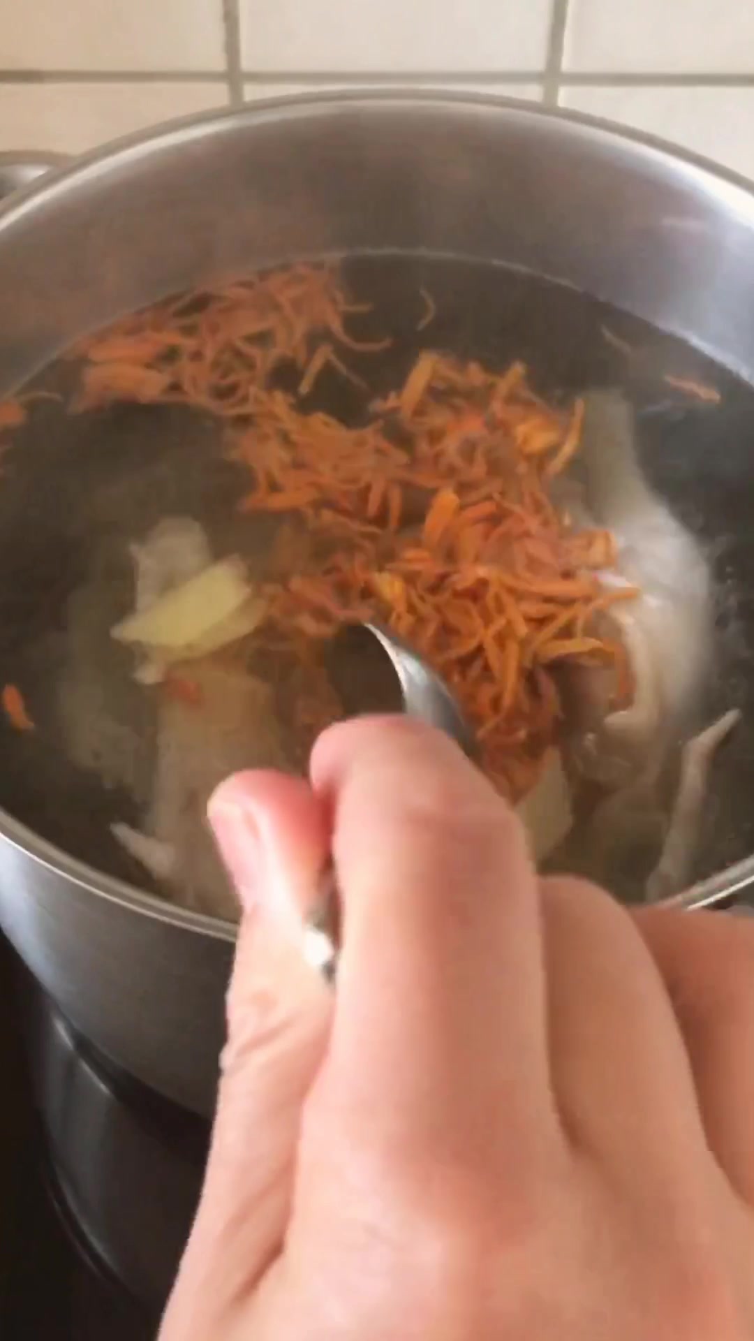 煮鸡汤加上它,汤色金黄清澈,特鲜美,近似冬虫夏草之功效