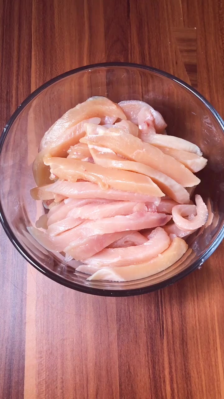 家庭版的炸鸡柳来了,最后沾点番茄酱,绝对比外面卖的还好吃!