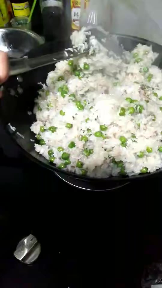 香喷喷的糯米饭,做法简单,糯米陪豌豆,再来点腊肉