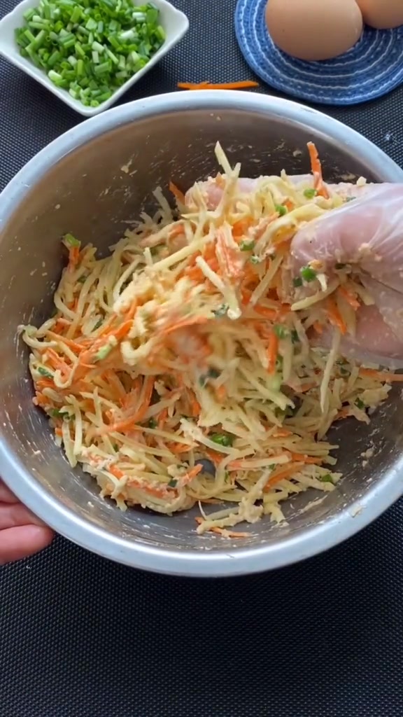 早餐不知道吃什么,试试这款土豆鸡蛋饼,5分钟搞定