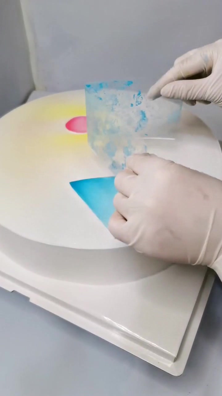 抹匀白色蛋糕坯,透明塑料折成三角,喷出红日山川,送百岁老寿星