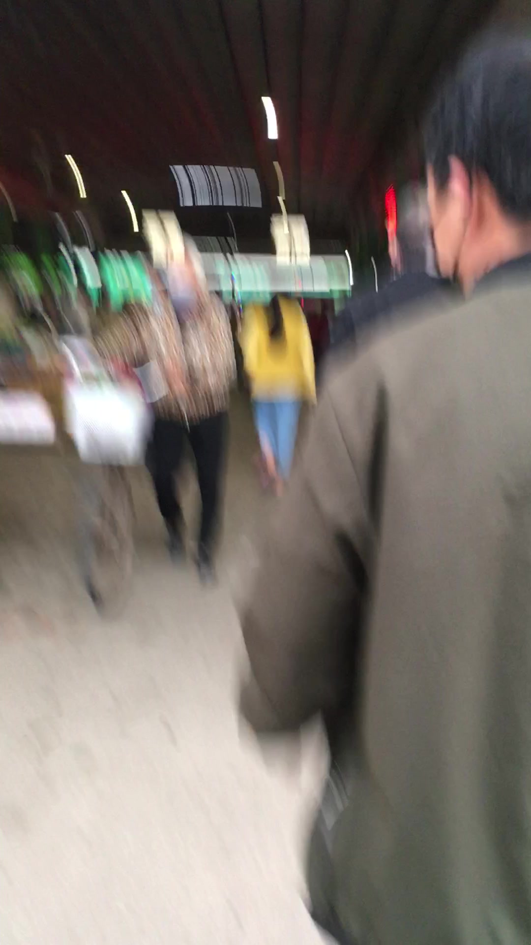 听说最近猪肉降价了,去我们镇里最繁华的农贸市场看看猪肉价格