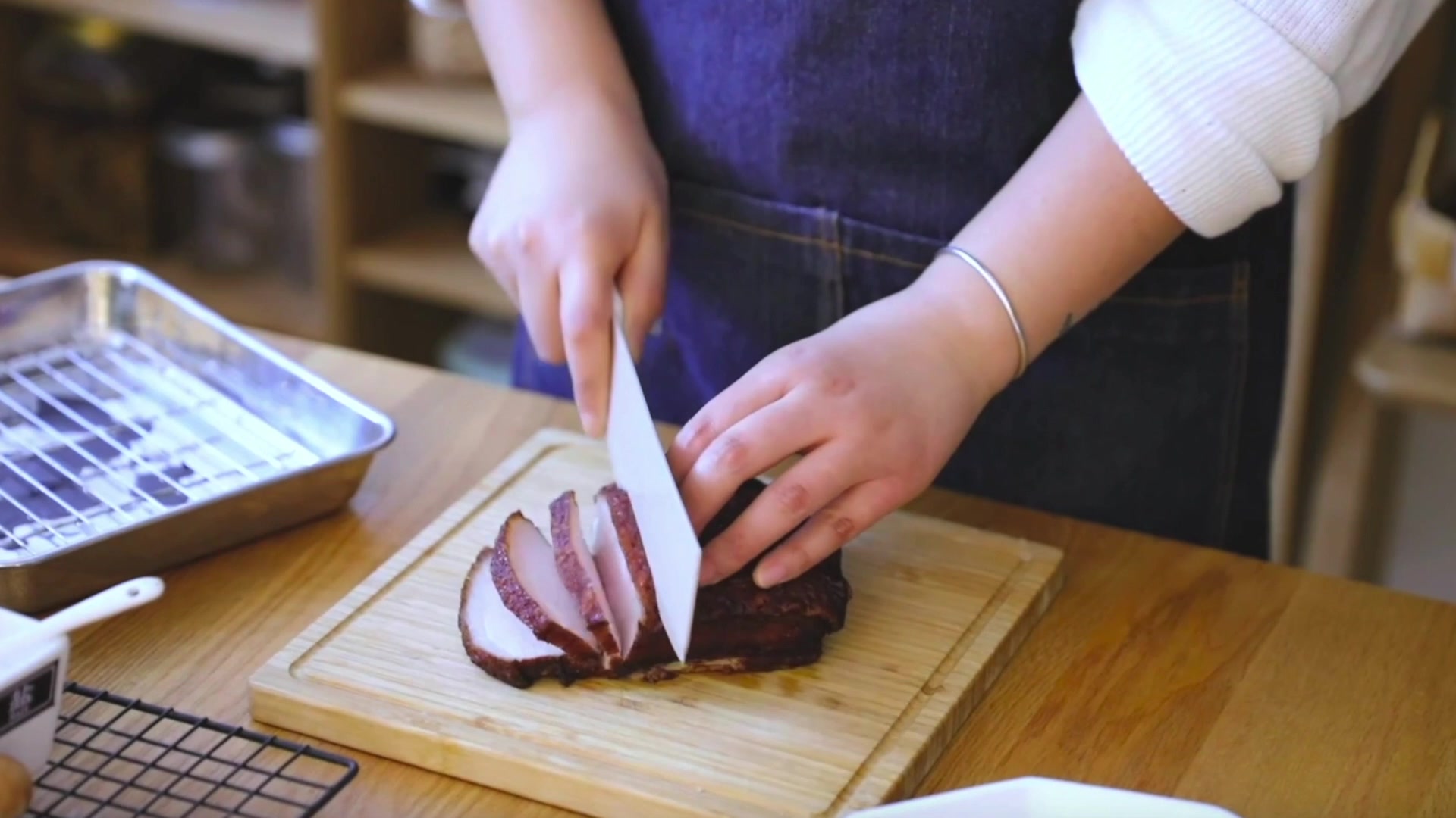 自己在家做了一盘梅菜扣肉,真香啊!我这个私家菜大厨是生生被疫情逼出来的!  按照这个方法做
