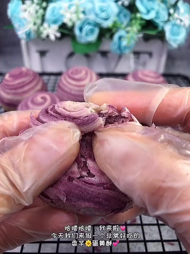 蛋黄酥都吃过,但是这款紫薯蛋黄酥你肯定没吃过,超美味