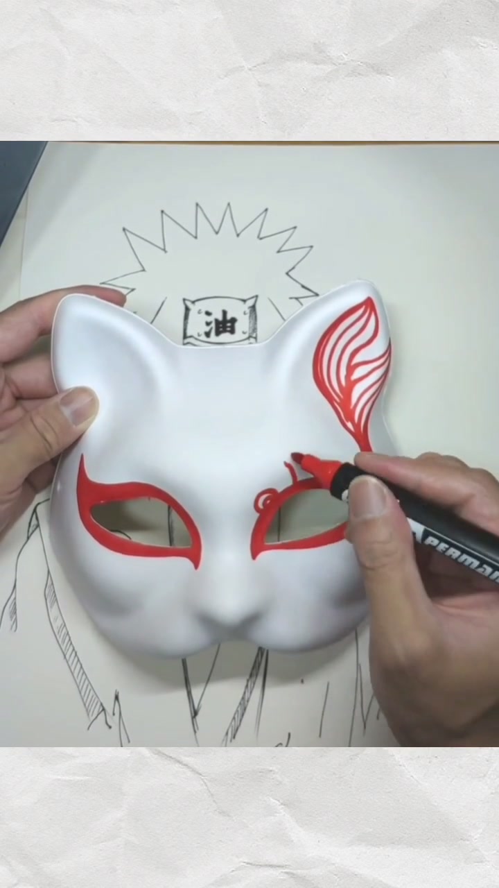 画在面具上的一对鱼儿