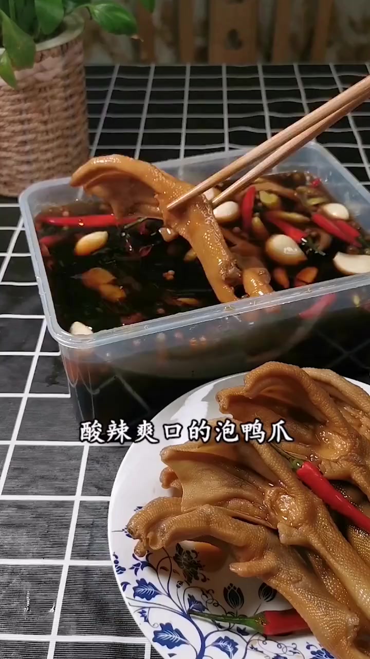 泡鸭爪做法:用泡脚水泡的鸭爪