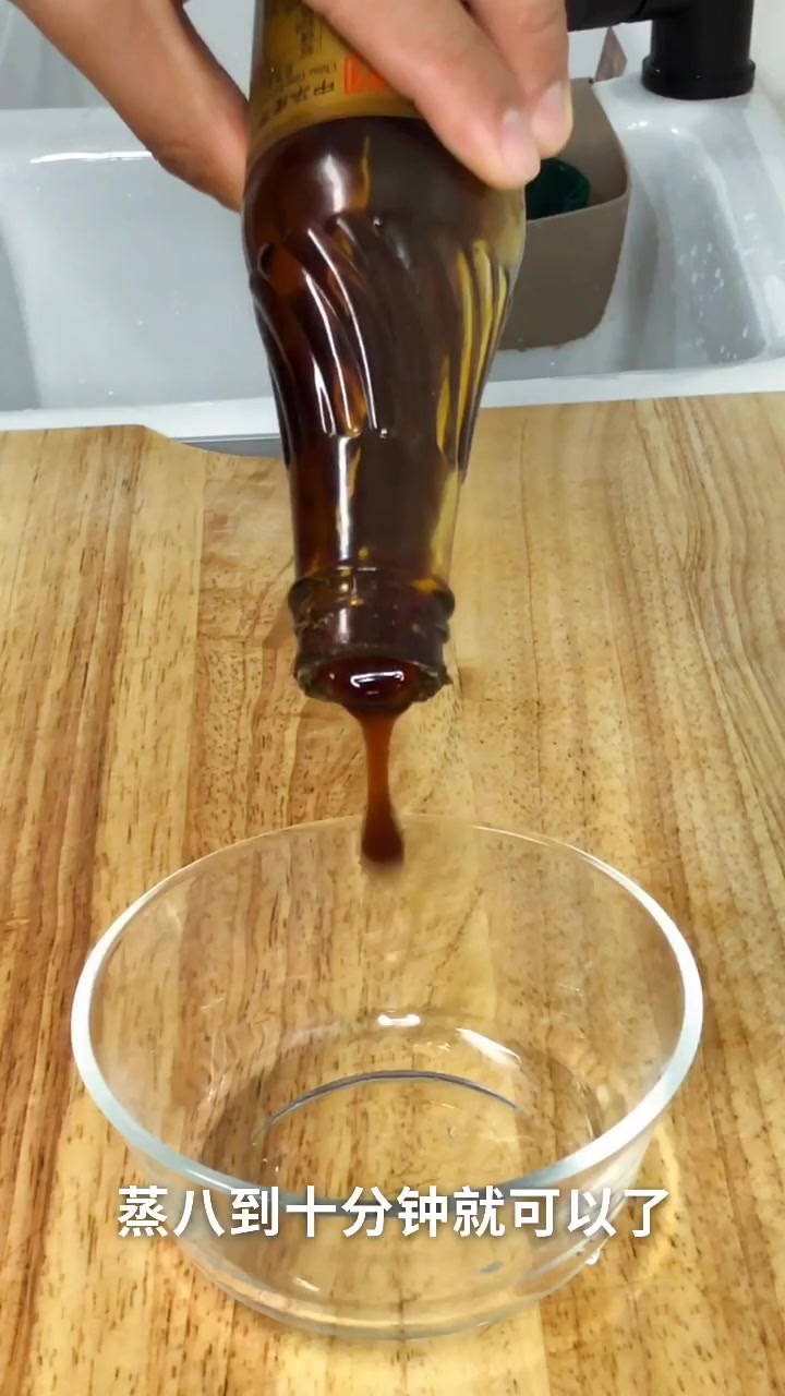 非常简单的一道菜,清蒸黄花鱼,鱼肉鲜嫩美味,营养丰富超级好吃