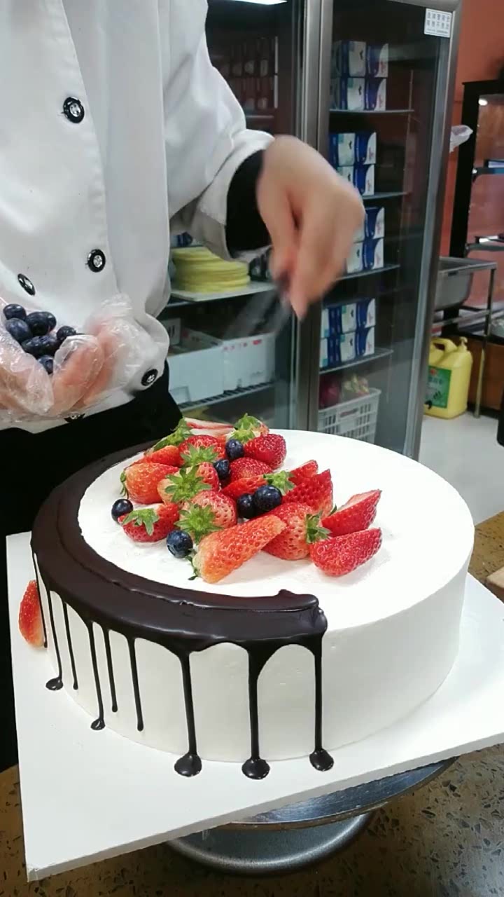 白奶油、黑巧克力、红草莓、蓝莓,又好看又好吃的生日蛋糕裱花!