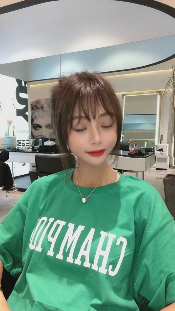 很多圆脸女生怕剪刘海不好看,可以尝试这样的,侧面鬓角修饰脸型