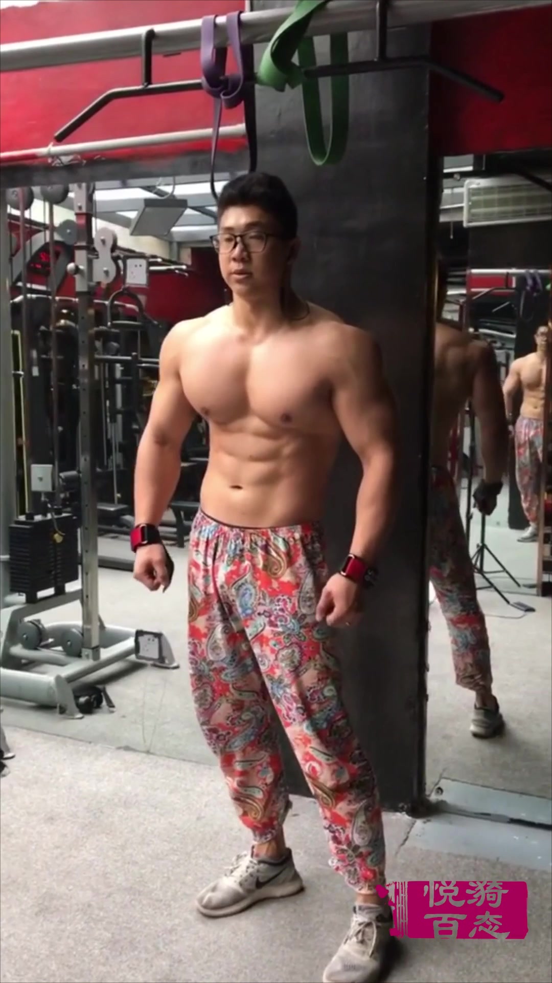 肌肉男有健壮的胸肌、腹肌和麒麟臂,不过那条大花裤子太抢眼了