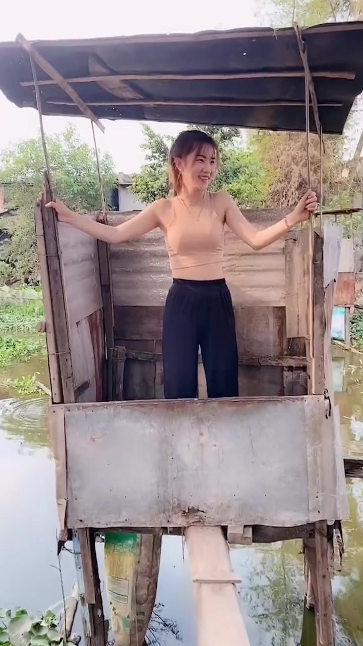 越南的水厕所,厕所下面养了很多鱼,真是长见识了