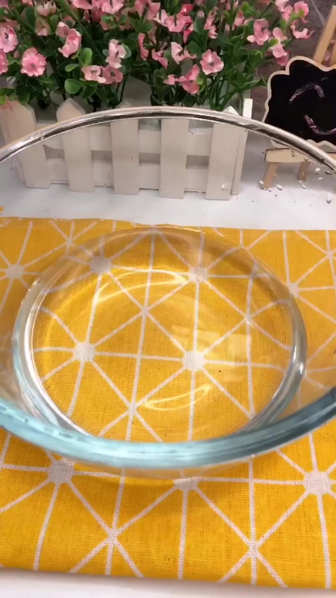 制作镜子般的樱花镜面蛋糕,放上樱花的那一刻,少女心都泛滥了