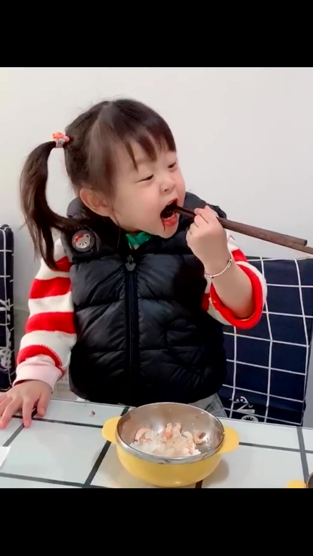 妹妹大口吃肉的样子实在是太可爱了,网友:我长这么大没敢这样吃过
